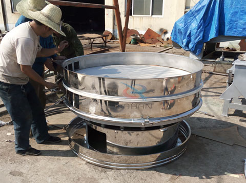 1500全不銹鋼旋振篩裝機現(xiàn)場